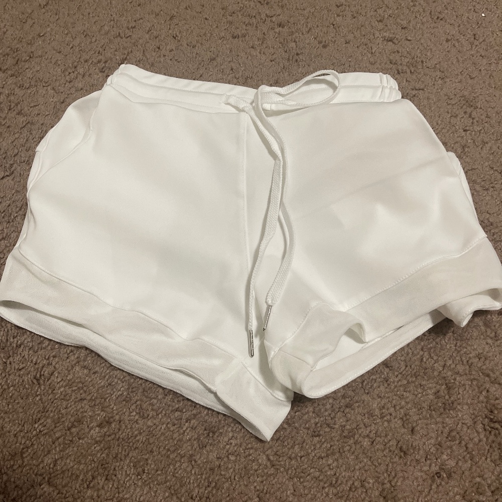 Lululemon women’s Inner Glow High-Rise Short 3"